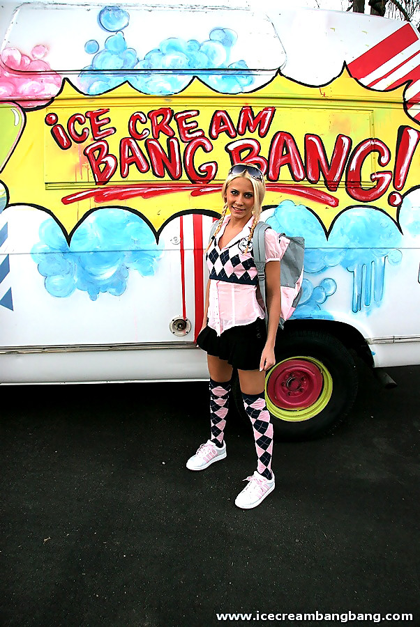 Blondes Teenie wird im Doggy Style auf dem Rücksitz eines Trucks gefickt
 #77455108