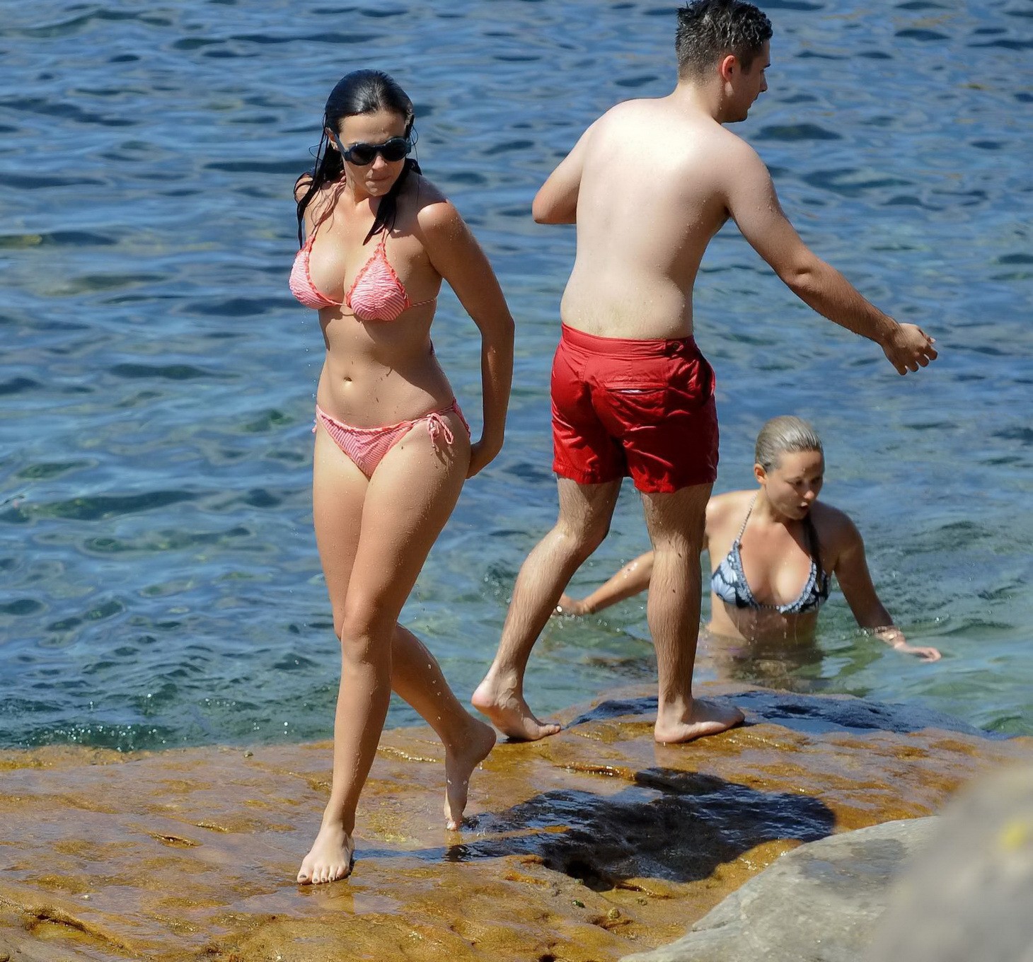 Demi harman mostra il suo corpo formoso in un bikini rosso a righe in spiaggia a s
 #75216099