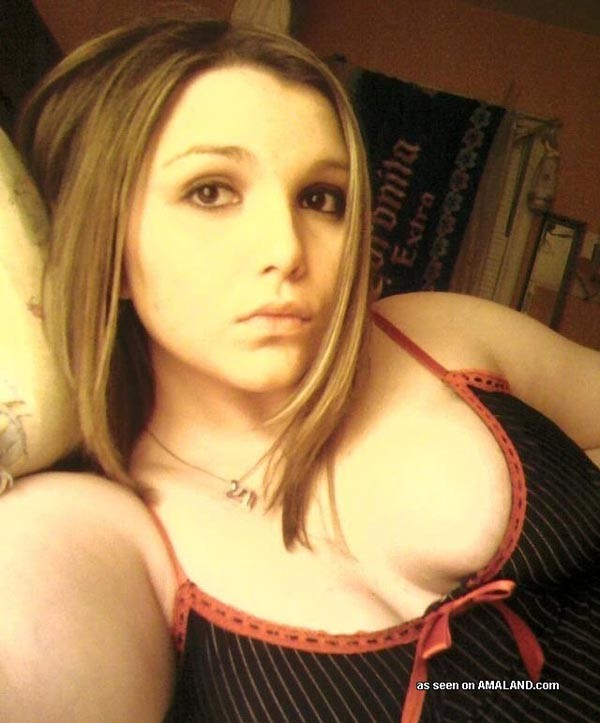 Chubby Amateur Freundin zeigt ihre Brüste
 #71853234