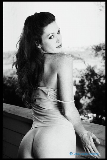 Conjunto blanco y negro de aimee sweet posando al aire libre
 #78975305