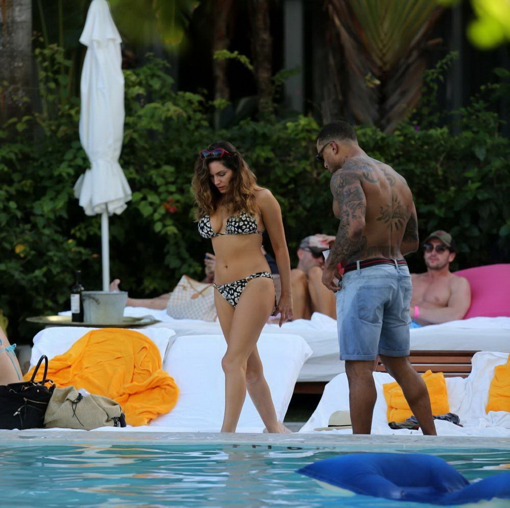 Kelly brook zeigt ihren kurvigen Bikinikörper am Strand von Miami
 #75205586