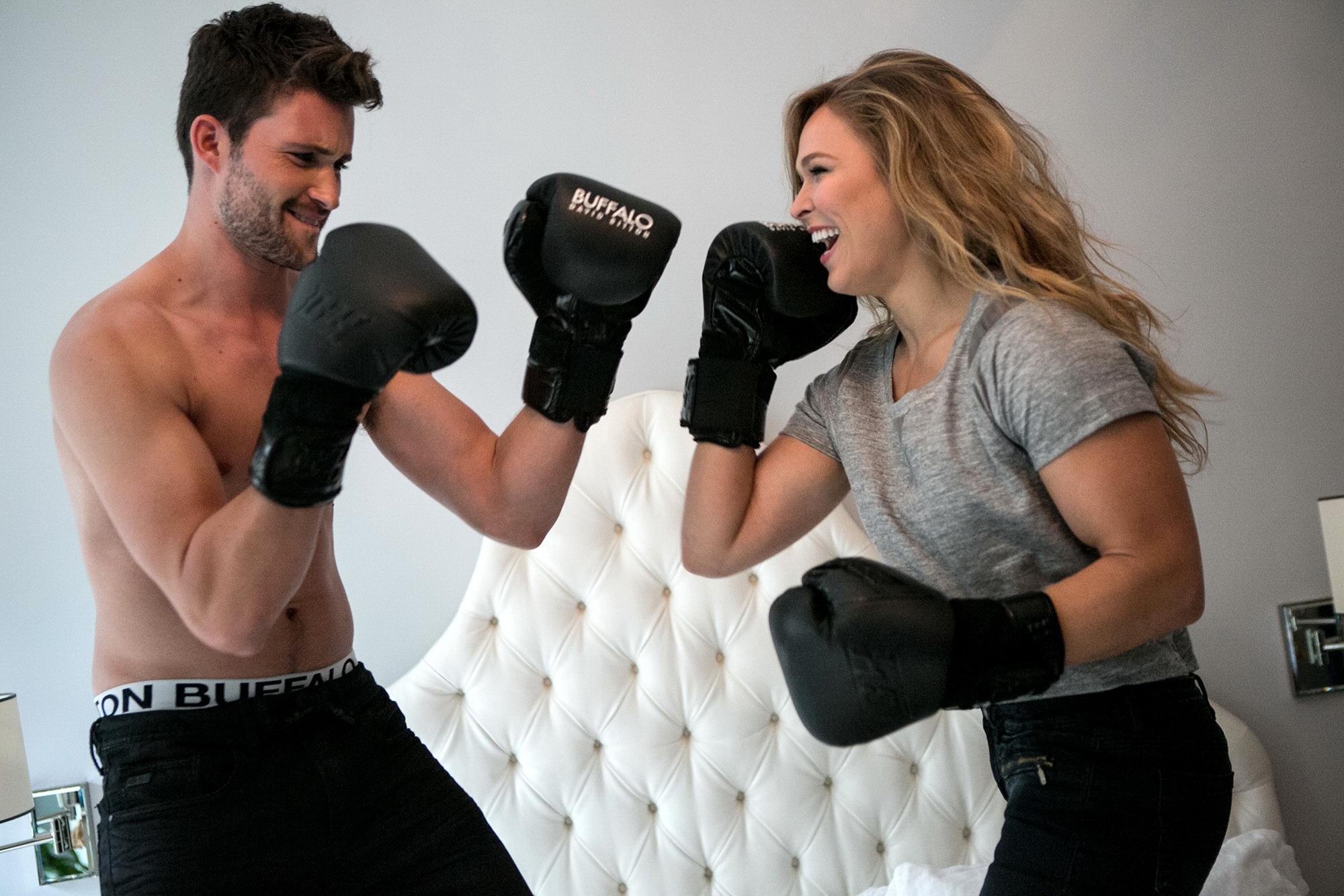 Ronda rousey oben ohne, aber versteckt ihre Brüste in einem Matt Peyton Fotoshooting für Buffal
 #75167547