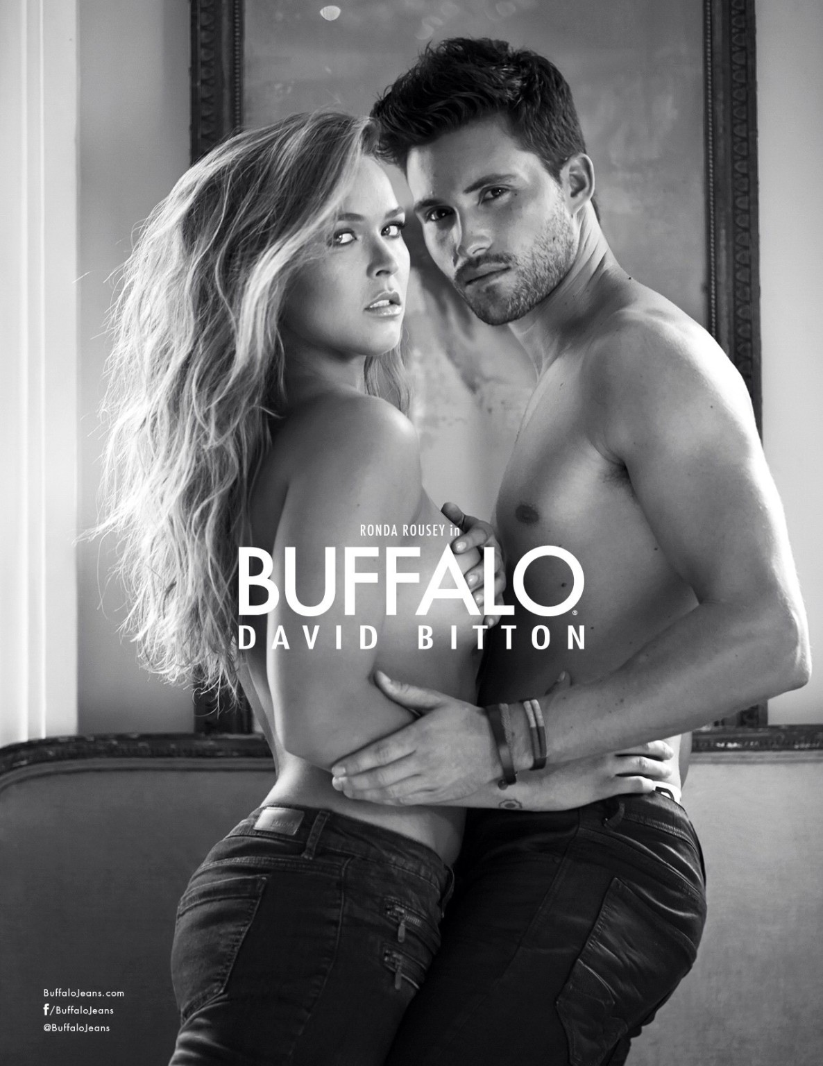 Ronda rousey oben ohne, aber versteckt ihre Brüste in einem Matt Peyton Fotoshooting für Buffal
 #75167626