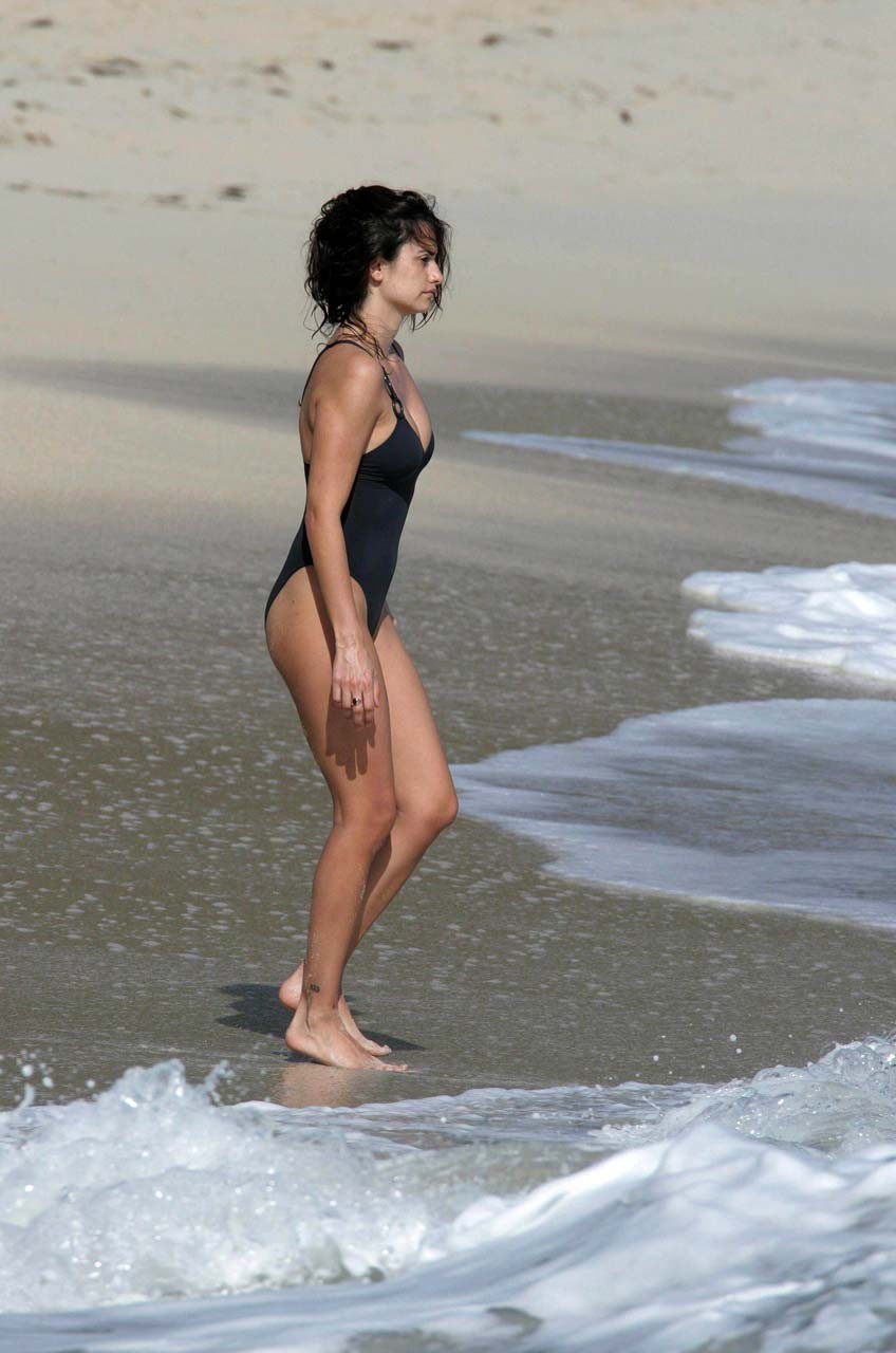 Penelope cruz pillada tomando el sol en topless en la playa paparazzi dispara
 #75324057