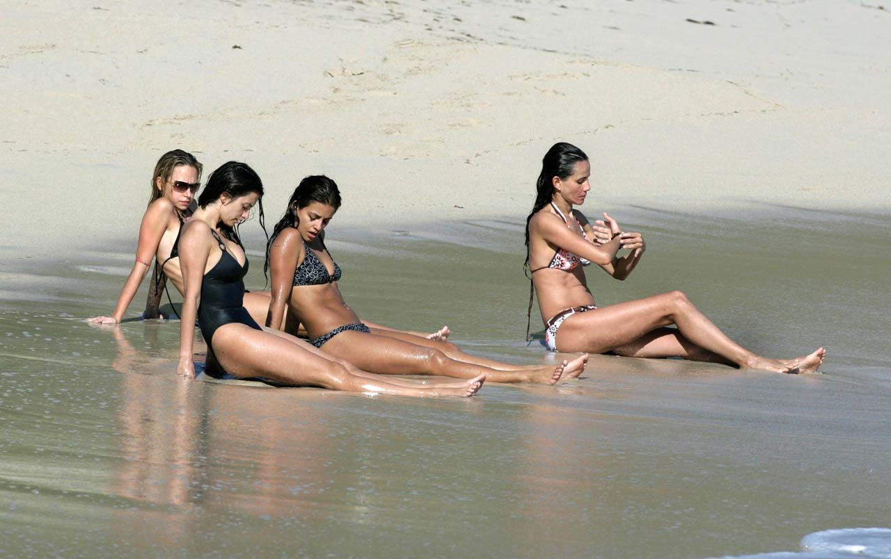 Penelope cruz catturato prendere il sole in topless sulla spiaggia scatti paparazzi
 #75324065