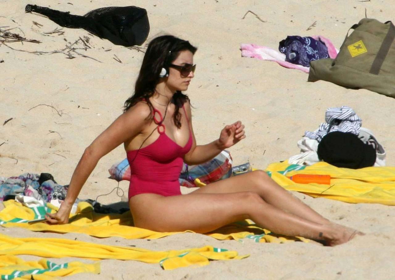 Penelope cruz prise en flagrant délit de bain de soleil seins nus sur la plage par des paparazzi
 #75324089