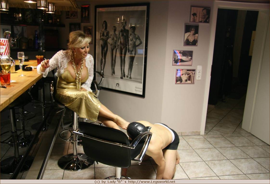 Kinky german foot mistress gets her feet cleaned and creamed #72144909