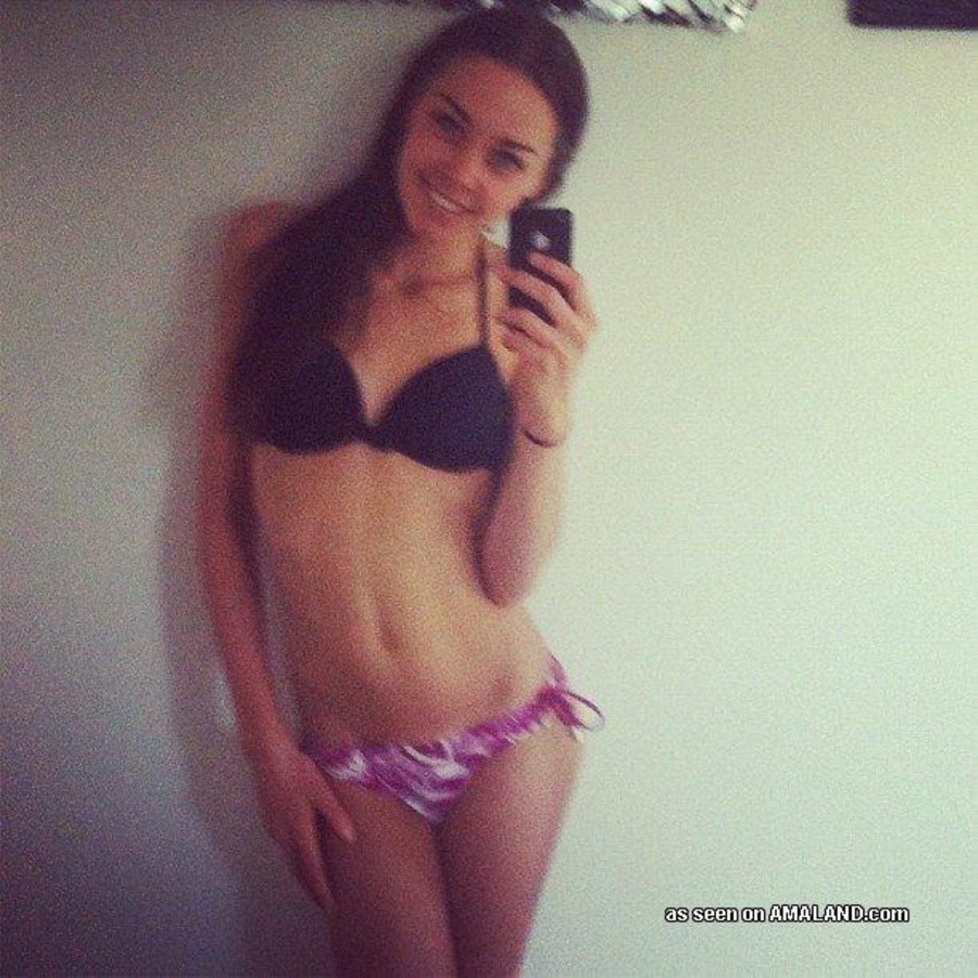 Fotos de una joven sexy en bikini posando con sus amigas
 #67639824