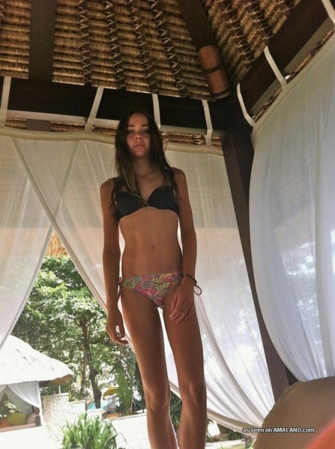 Bilder eines sexy Bikini-Teenies beim Posieren mit ihren Freundinnen
 #67639902