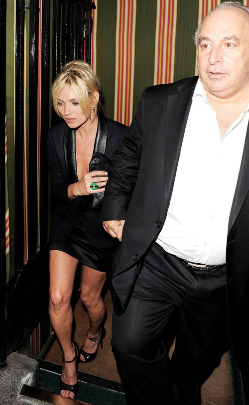 Kate Moss zeigt ihre schönen Titten und Höschen upskirt in Auto Paparazzi Bilder
 #75401960
