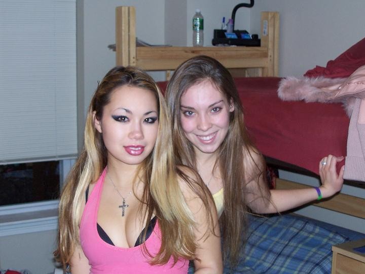 Heiße asiatische Babe in verschiedenen frechen Posen und in einer Hardcore-Session saugen und fu
 #68451907