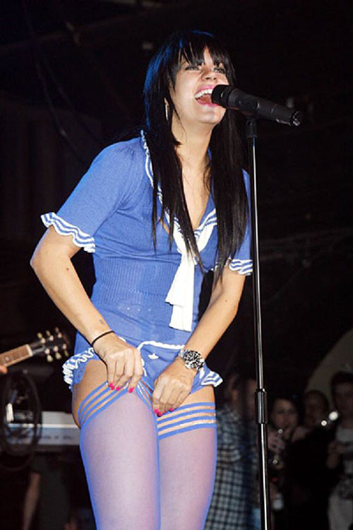 Lily Allen zeigt sich sehr sexy in blauen Strümpfen und einem blauen Höschen
 #75402909