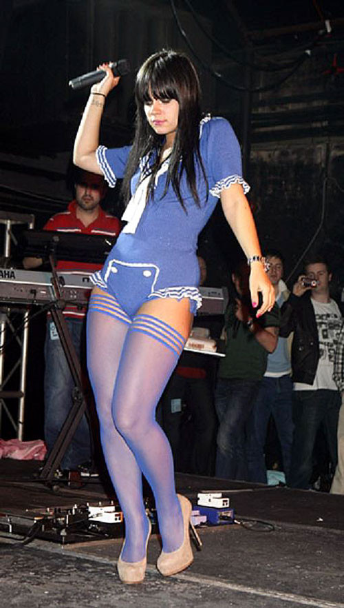 Lily Allen guardando molto sexy in calze blu e in mutandine blu
 #75402945