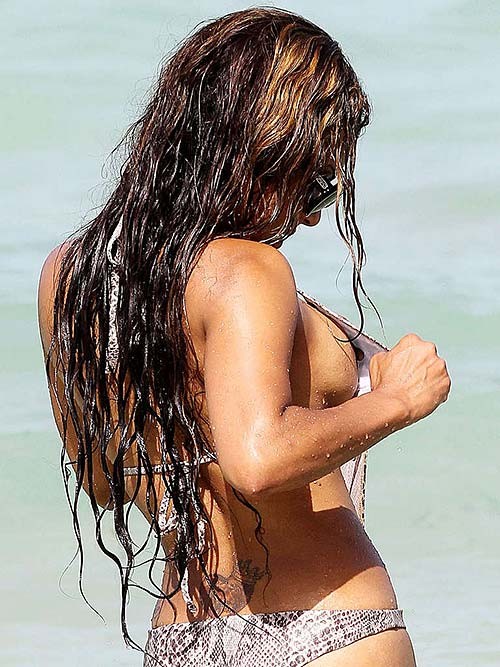 Christina milian en bikini sexy et téton glissé sur des photos paparazzi
 #75255820