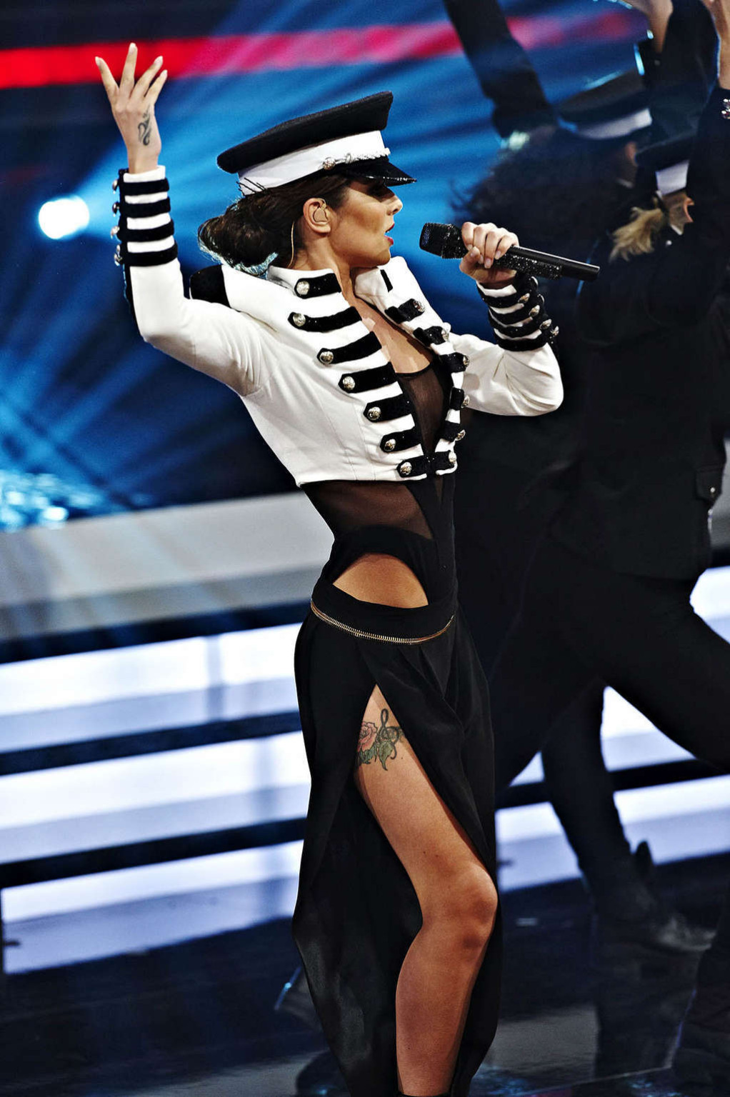 Cheryl tweedy scuotendo con il suo culo sexy e bello sul palco
 #75356990