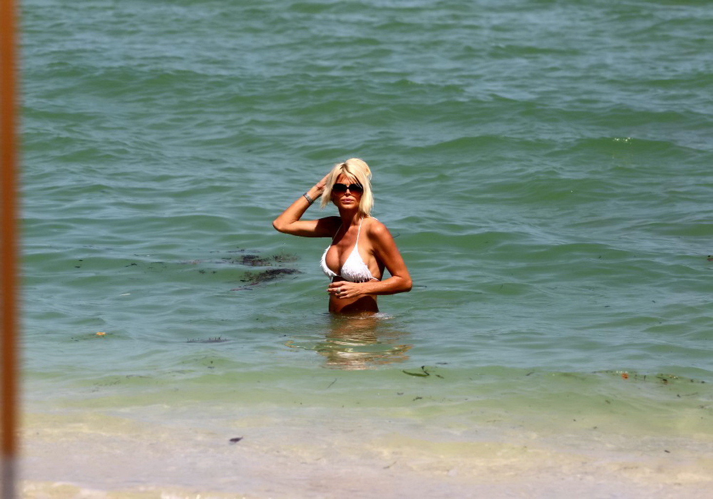 マイアミのビーチでビキニを着ている胸の張ったVictoria Silvstedt
 #75219386