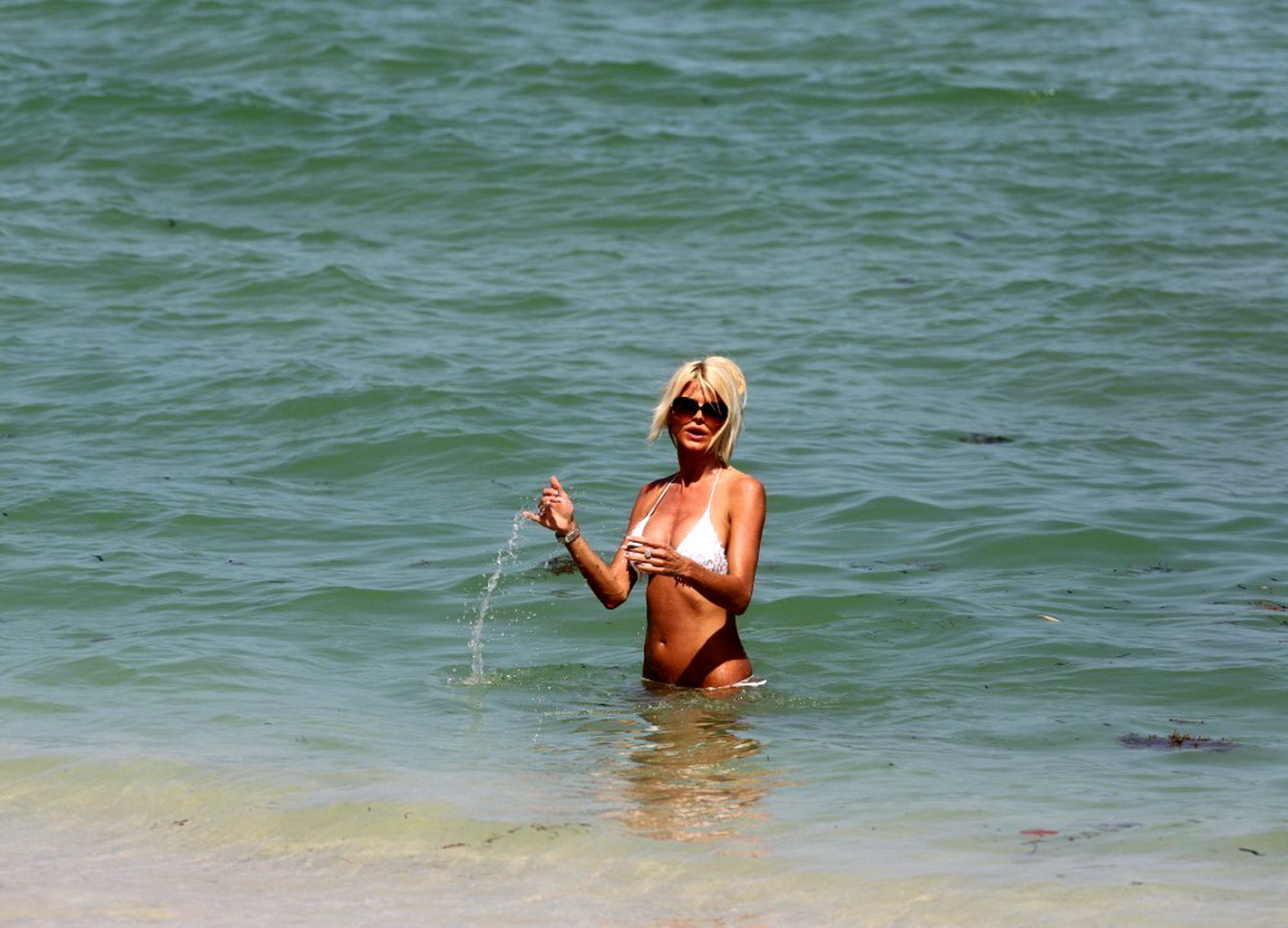 La plantureuse Victoria Silvstedt en bikini sur une plage de Miami.
 #75219409