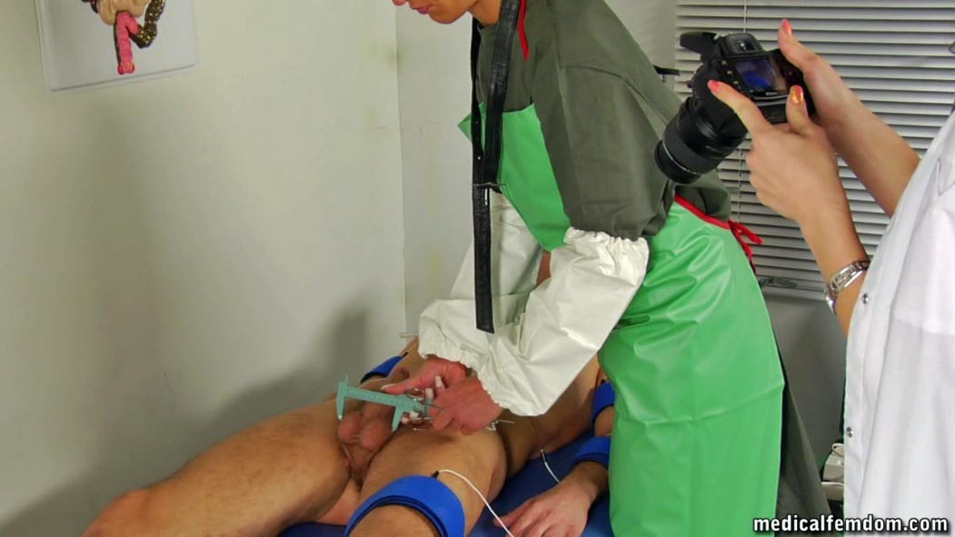 Extreme Experimente mit männlichen Körper und Genitalien
 #72130721