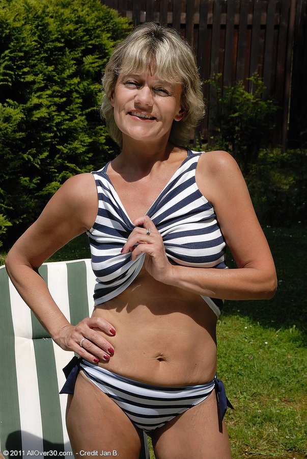 Sexy Mature Blondy Spreads Outdoors In A Lawn Chair #77564360