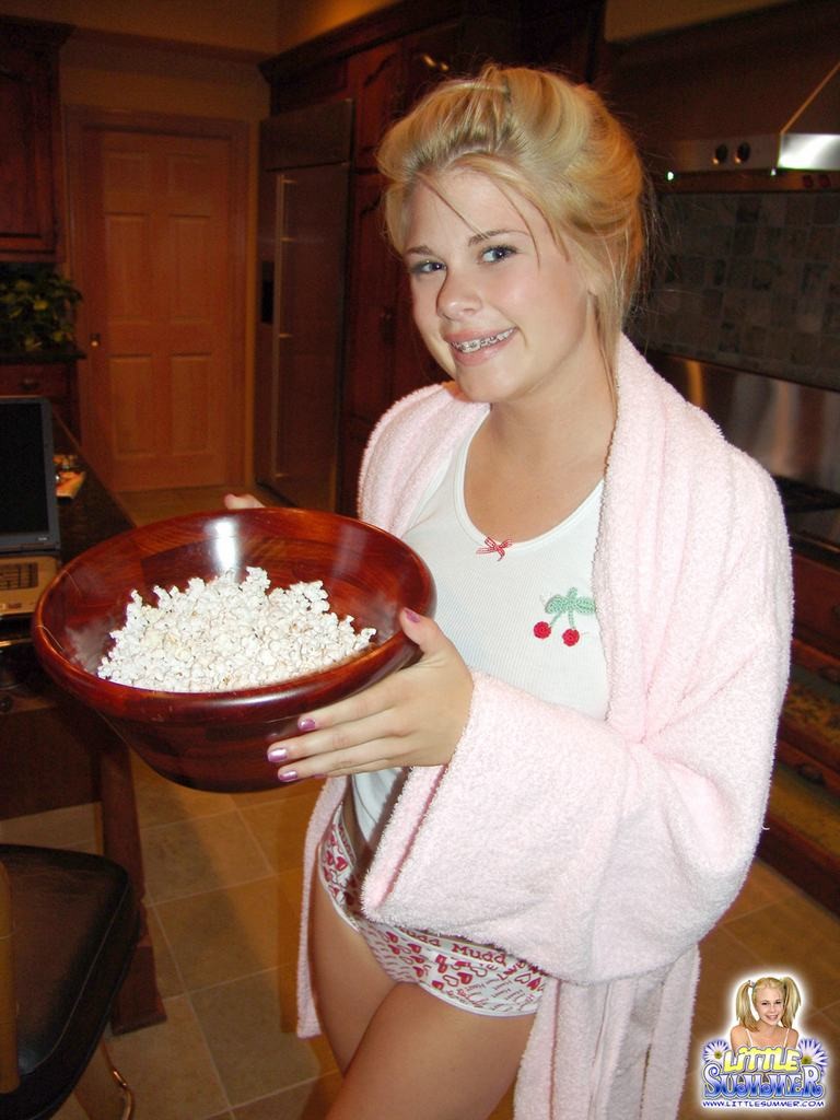 Carina bionda piccola titted diciottenne mangiare popcorn nudo
 #78649851