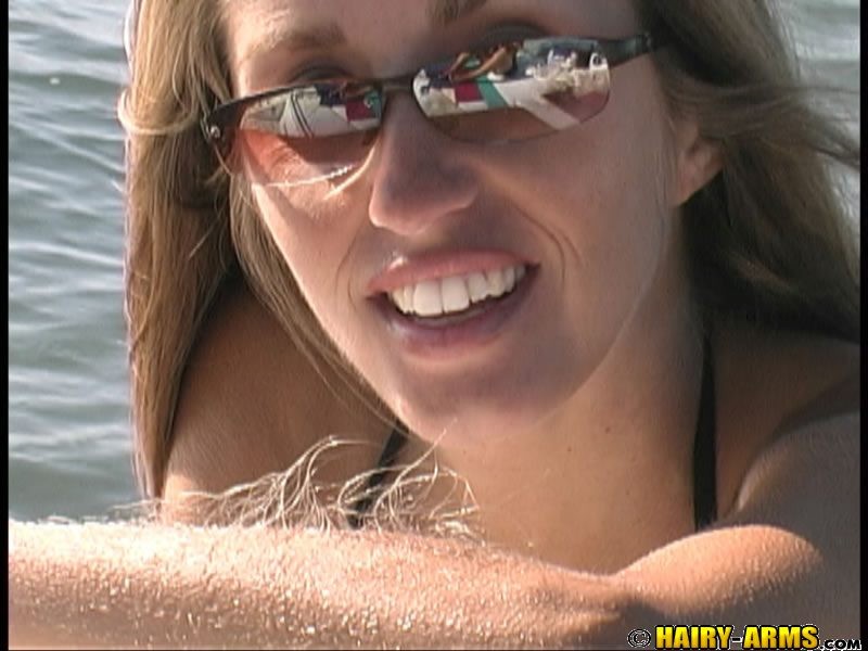 Beobachte ihr zierliches Armhaar, das im Sonnenlicht glitzert
 #67386815