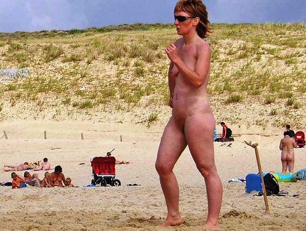 Calentando la playa al exponer su figura desnuda
 #72253704