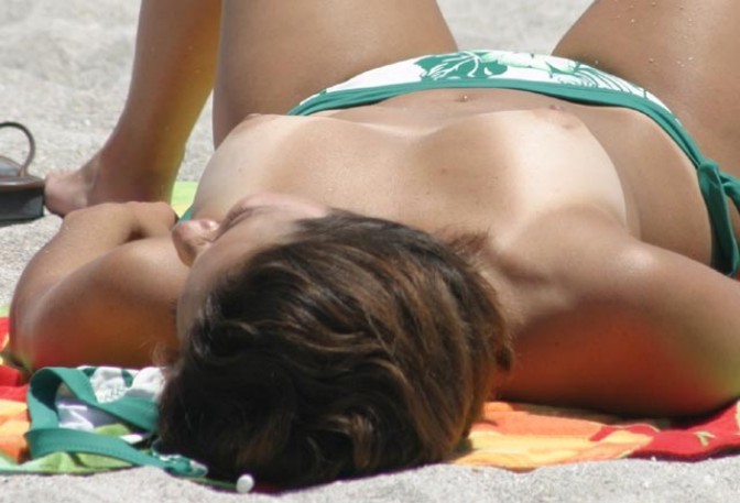 裸体を晒してビーチを盛り上げる
 #72253760