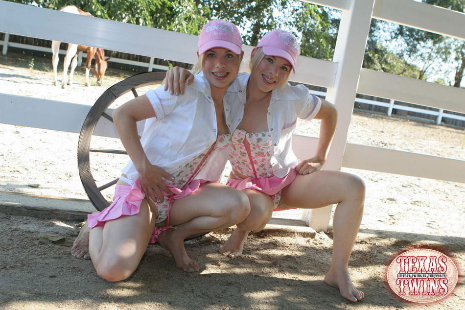 Twin winzigen titted 18 Jahre alten Schwestern Streifen und necken im Freien
 #78601520