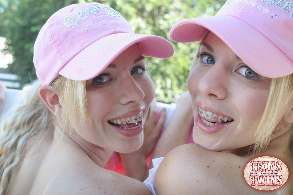 Twin winzigen titted 18 Jahre alten Schwestern Streifen und necken im Freien
 #78601548