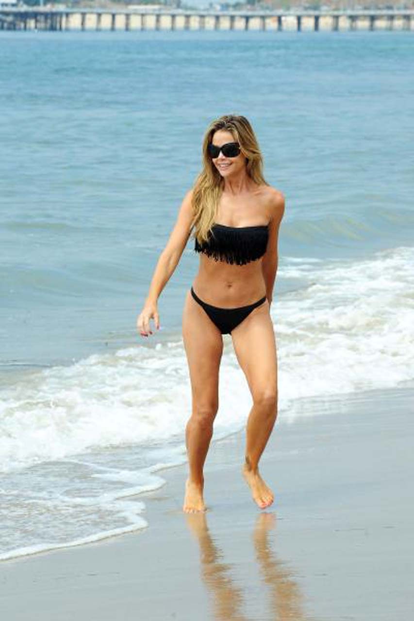 Denise Richards guardando molto sexy in bikini blu e topless sulla spiaggia paparazzi 
 #75309254