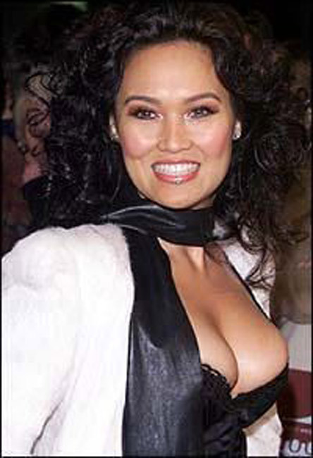 L'adorable actrice asiatique Tia Carrere montre son corps sexy.
 #75437384