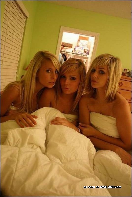 Amateur jeunes lesbiennes copines dans les photos candides
 #68152752