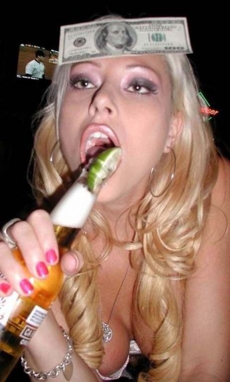Bilder von Hotties, die zu betrunken sind, um sich zu kümmern
 #76397975