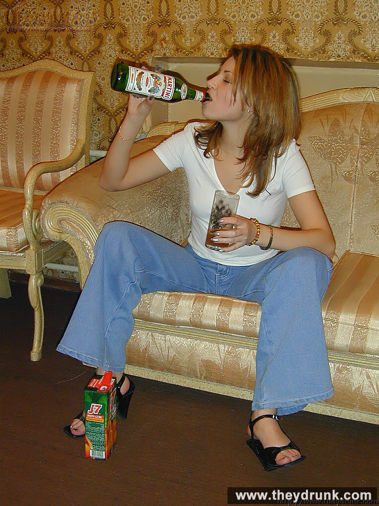 Jennifer, jeune blonde et ivre, boit du vin à la bouteille et s'en va. 
 #67409466