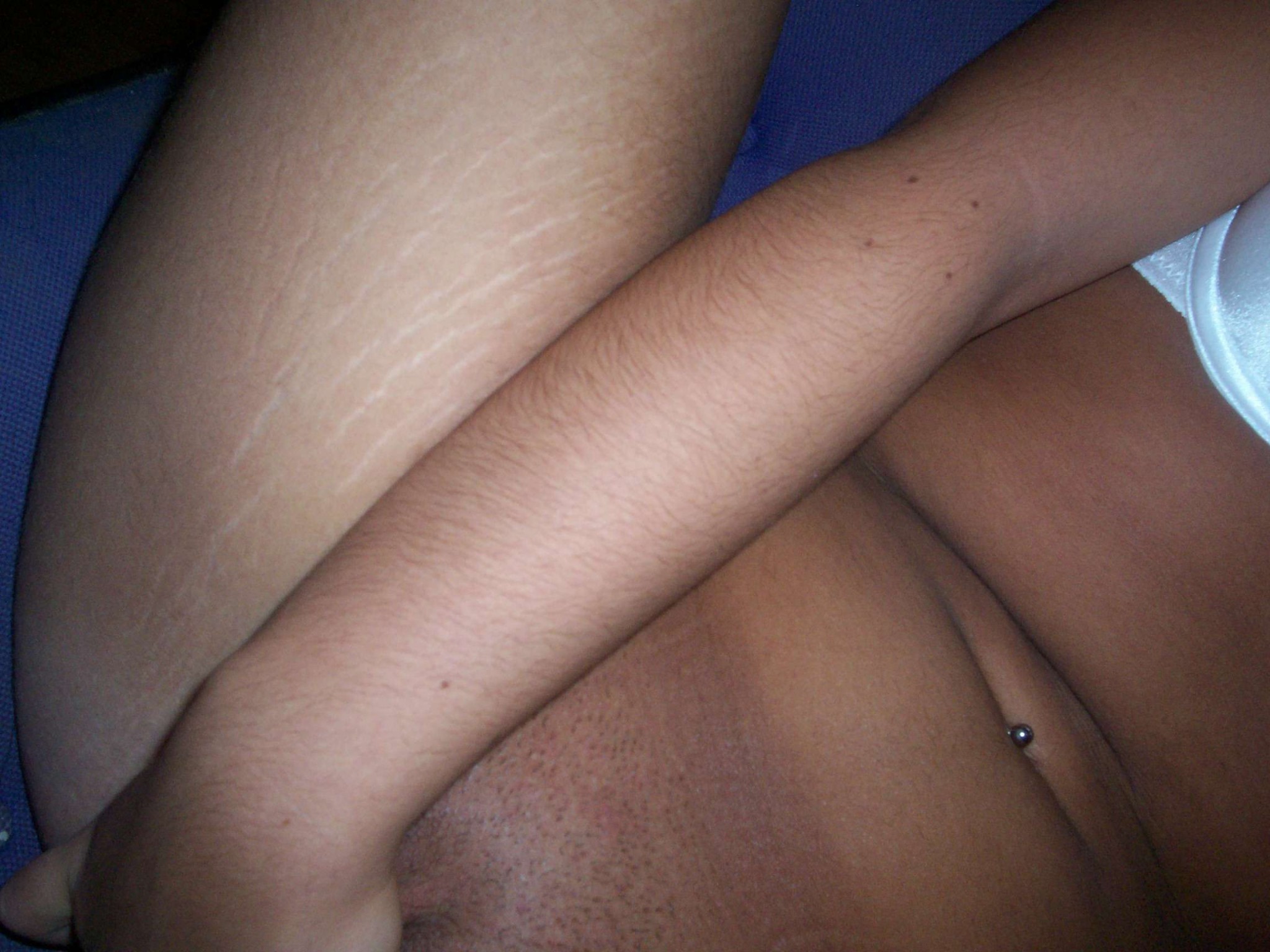 Joven seductora que se dispara a sí misma
 #68260723