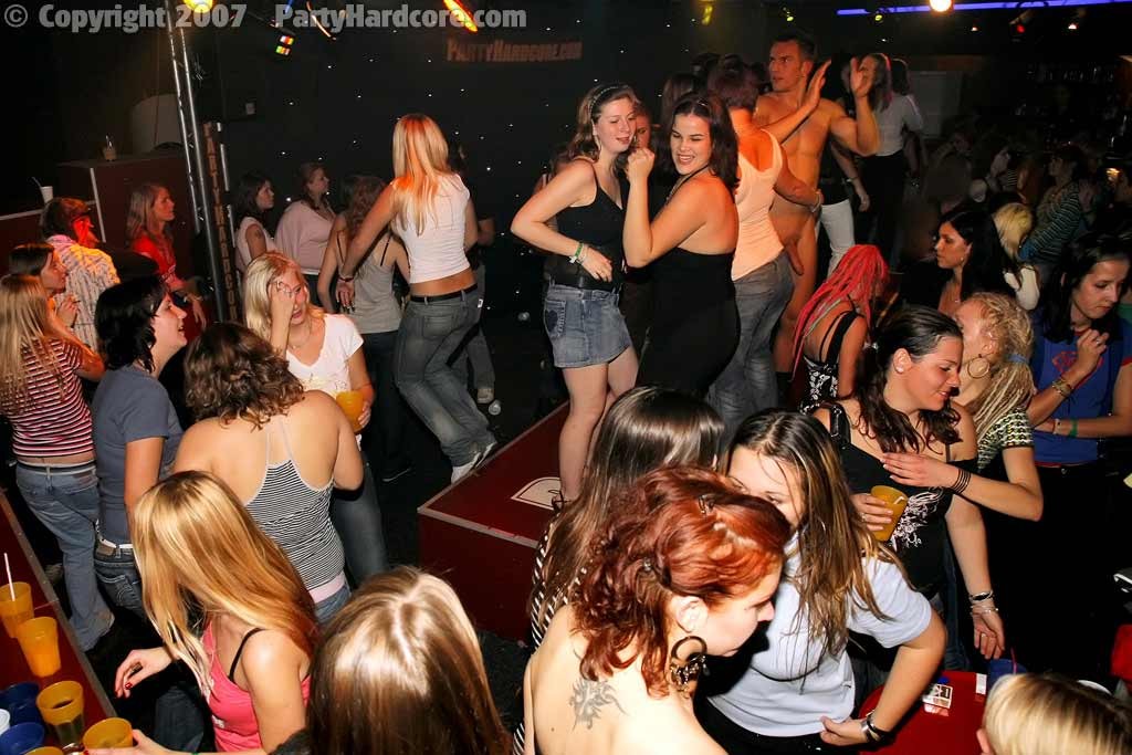 Soirée chaude et hardcore avec des filles délicieuses baisées totalement
 #73668719