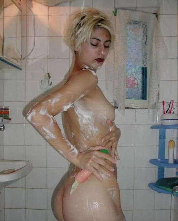 Bilder von einem Emo-Babe, das mit sich selbst im Badezimmer spielt
 #75785182