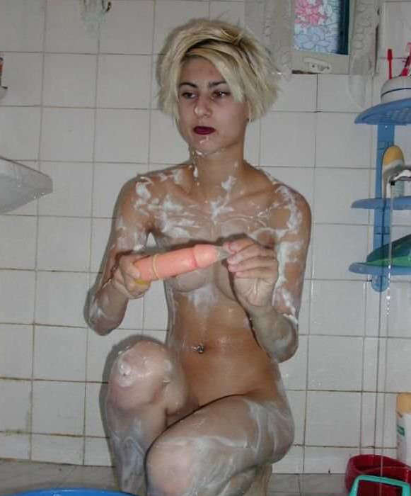 Bilder von einem Emo-Babe, das mit sich selbst im Badezimmer spielt
 #75785197
