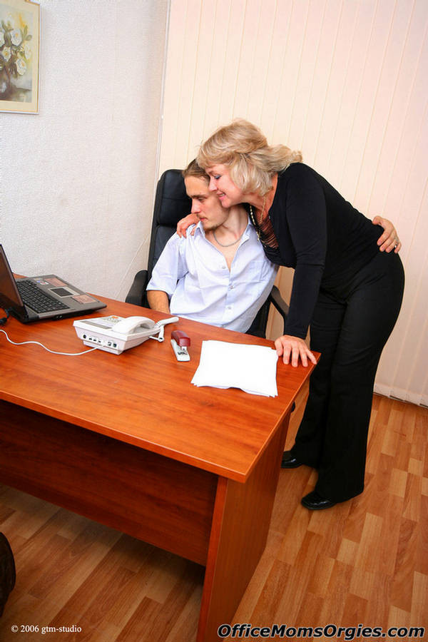 Une collègue de travail brune et sexy s'envoie en l'air avec un jeune homme au bureau.
 #74625421