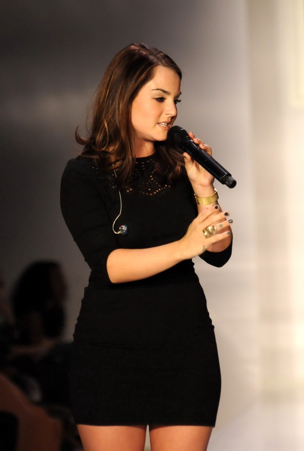 Joanna levesque leggy che indossa un mini abito nero stretto al front row fashion show
 #75252649
