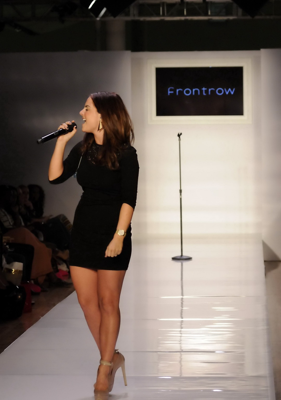 Joanna levesque leggy che indossa un mini abito nero stretto al front row fashion show
 #75252655
