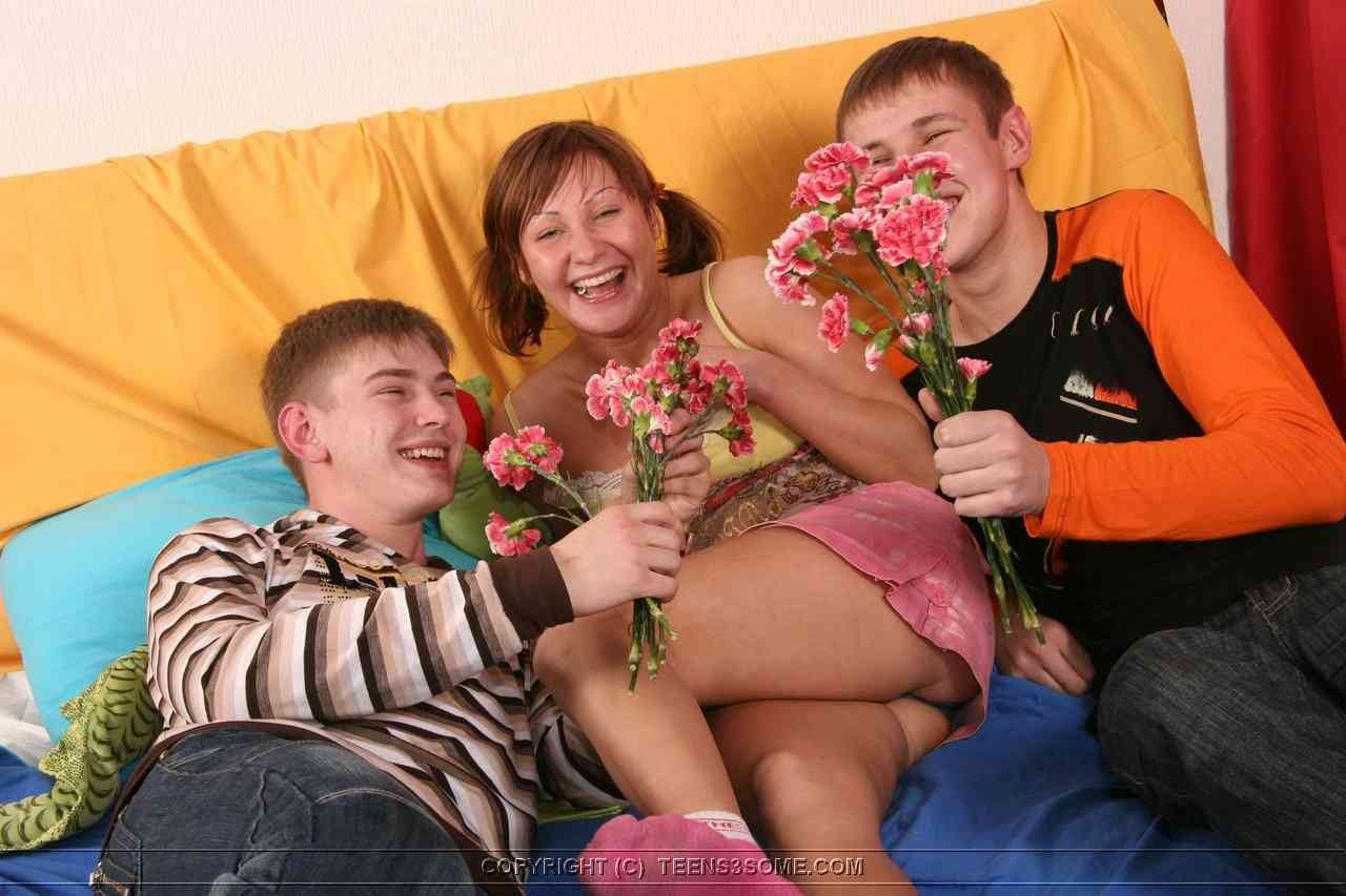 Jóvenes con doble penetración
 #76792173