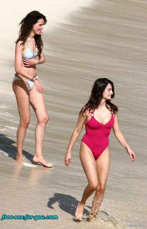 Penelope cruz montrant ses jolis seins et posant sexy en bikini
 #75420090