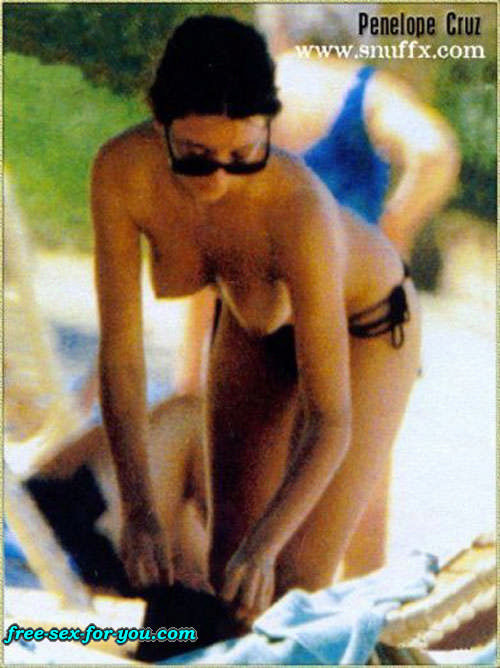 Penelope cruz montrant ses jolis seins et posant sexy en bikini
 #75420106