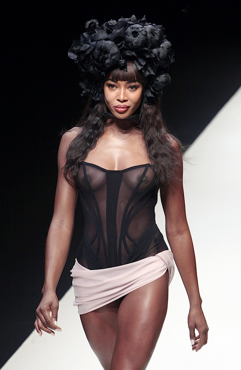 Naomi Campbell, celebrità nuda di ebano, in posa in pubblico
 #70759521