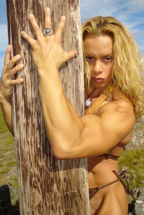 巨大な筋肉を持つホットな女性ボディビルダー
 #71011186