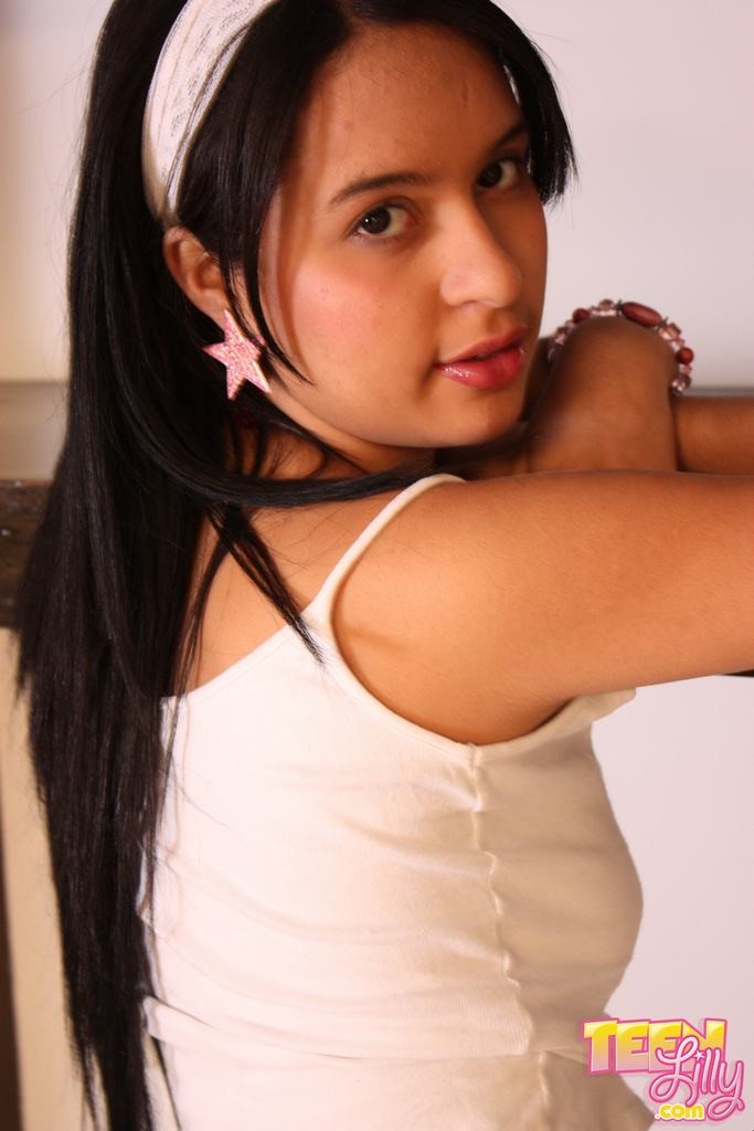 Achtzehn Jahre alte Latina mit kleinen Brüsten Streifen
 #78761723