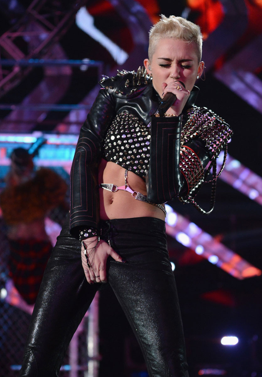 Miley Cyrus sembra sexy in abito nero
 #75246004