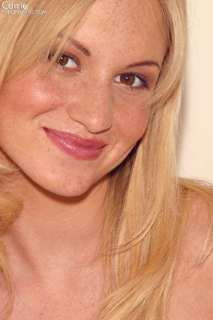Blondes Babe spielt im Bad und streckt ihre Muschi auf
 #73909745