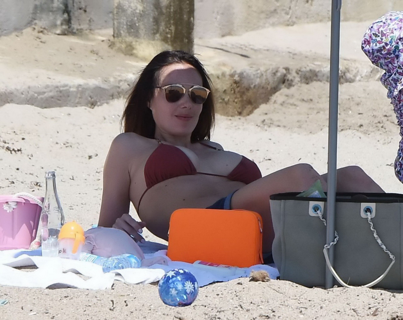 Tamara ecclestone montre ses gros seins alors qu'elle allaite son beauté au be
 #75163690